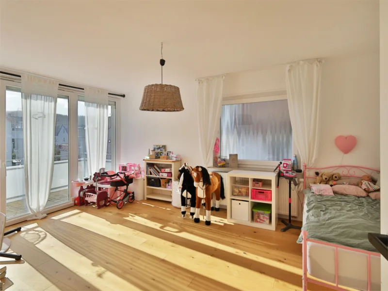 Großes, helles Kinderzimmer mit eigenem Balkon