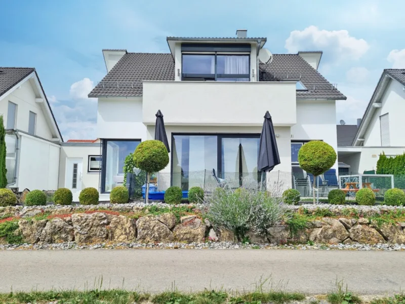 Hausansicht Gartenseite - Haus kaufen in Rutesheim - Modernes EFH oder MFH in Feldrandlage