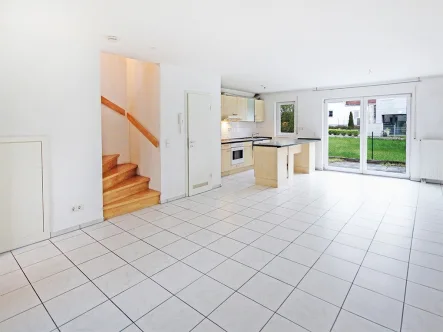 Helles Wohn- und Esszimmer mit Terrassenzugang - Haus kaufen in Leonberg - Attraktives Reihenmittelhaus in zentraler Lage
