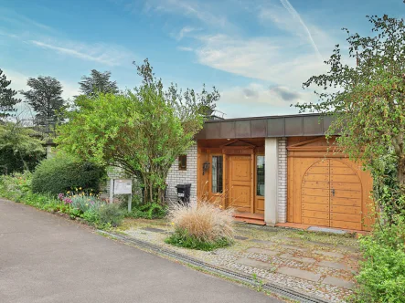 Hausansicht von der Straßenseite - Haus kaufen in Neckartenzlingen - Herrschaftliches Domizil mit zwei Etagen und einem idyllischem Garten