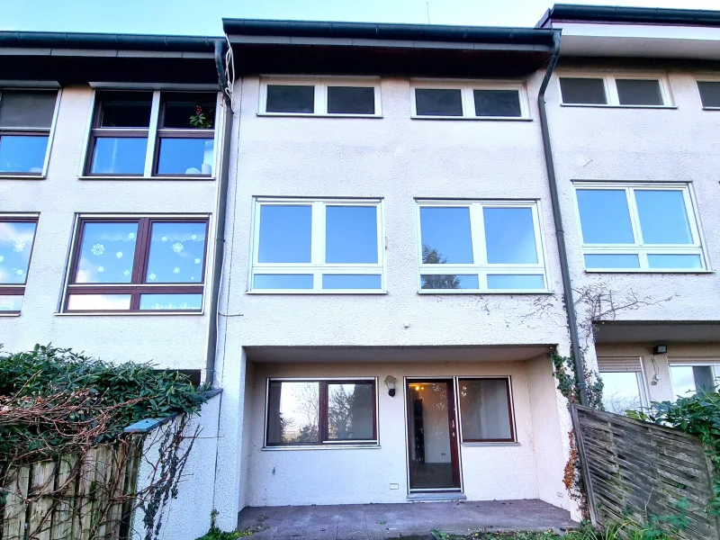 Hausansicht vom Garten - Haus kaufen in Gerlingen - Reihenmittelhaus in Aussichtslage auf der Gerlinger Heide