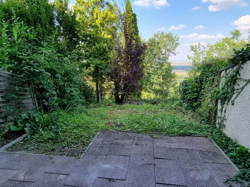 Überdachte Terrasse und Garten - Haus kaufen in Gerlingen - Reihenmittelhaus in Aussichtslage auf der Gerlinger Heide