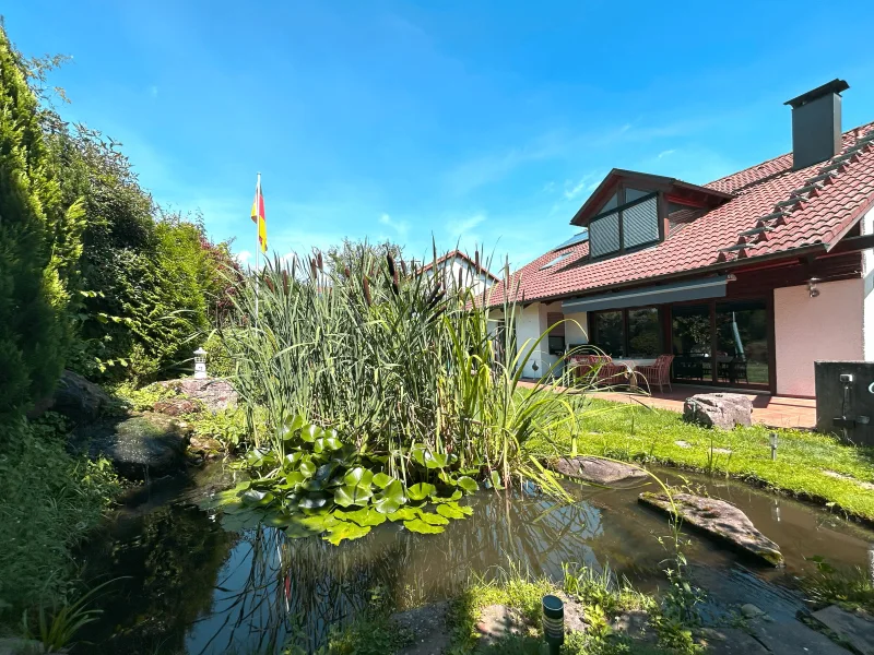 Blick auf Teich + Haus - Haus mieten in Aidlingen - Geräumiges Traumhaus mit Wellnessoase und idyllischem Garten