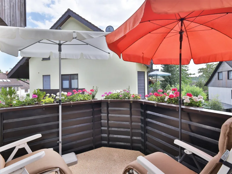 Sonniger Balkon mit Blick in den Gemeinschaftsgarten