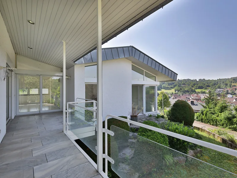 Großer Balkon mit Überdachung und toller Aussicht im EG