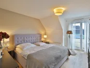 Schönes Schlafzimmer mit Balkon und Ankleidezimmer