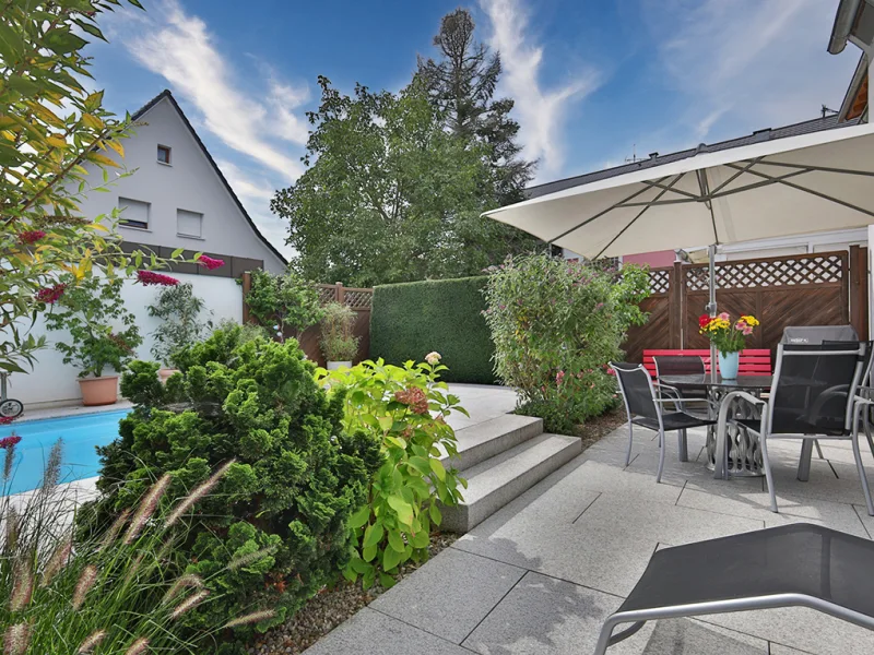 Schöne, große Terrasse mit Blick zum Pool