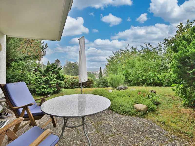 Schöne Terrasse mit Garten und Fernblick