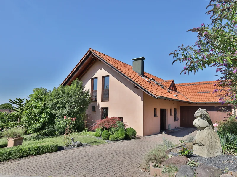  - Haus kaufen in Herrenberg - Kayh - Besondere, lichtdurchflutete Architektur trifft viel Platz in ruhiger Lage