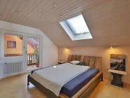 Großes Schlafzimmer mit Zugang zum Innenbalkon