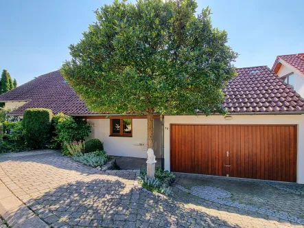 Hausansicht - Haus kaufen in Weissach-Flacht - Wohntraum in bester Lage mit herrlicher Aussicht und Einliegerwohnung