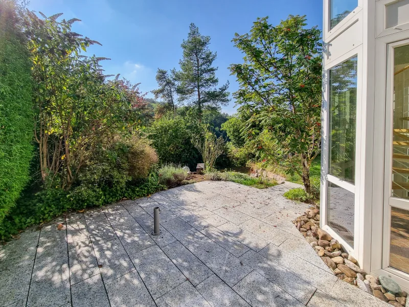 Sichtgeschützte Terrasse mit Blick in den Garten