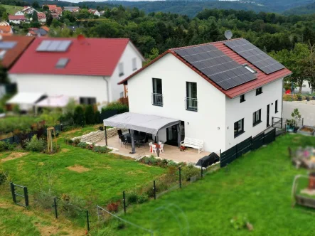 Hausansicht vom Garten - Haus kaufen in Spiegelberg - Modernes Familienidyll im Grünen