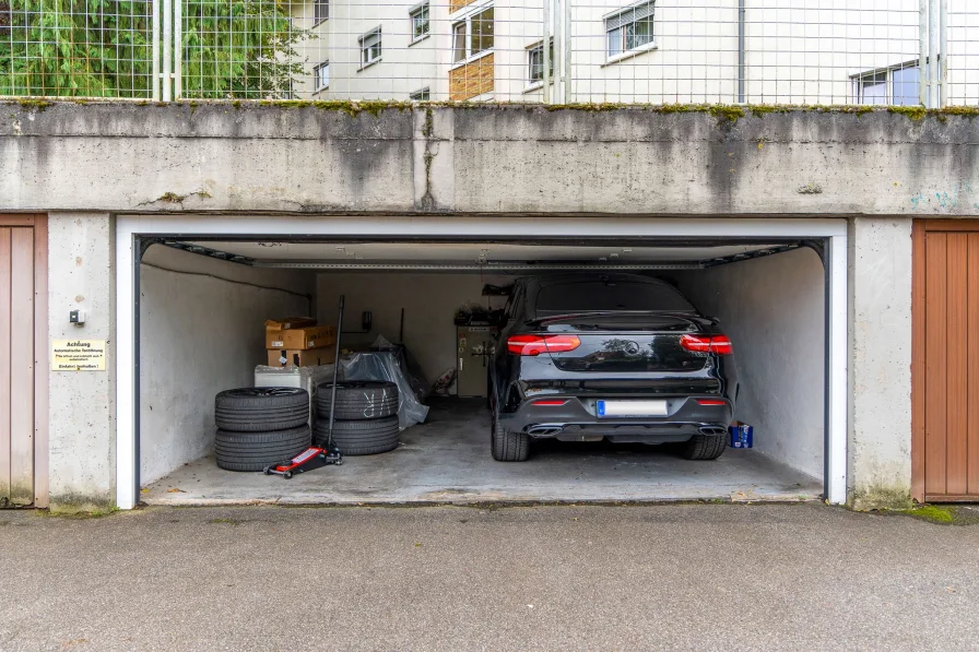 Geräumiger Einzelgaragenstellplatz rechts