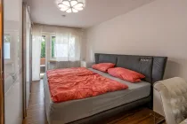 Großes Schlafzimmer mit Balkonzugang