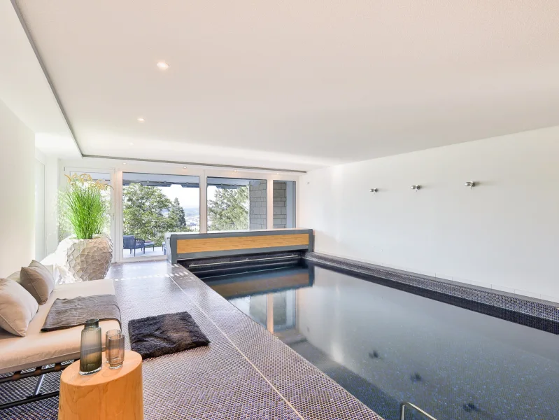 Swimmingpool mit traumhafter Aussicht, Sauna und Dusche - Haus kaufen in Leonberg - Exklusives EFH mit viel Privatsphäre in sonniger Aussichtslage