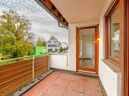 Überdachter Balkon mit zwei Zugängen