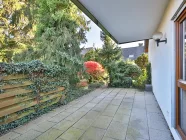 Überdachte Terrasse mit Zugang zum Garten