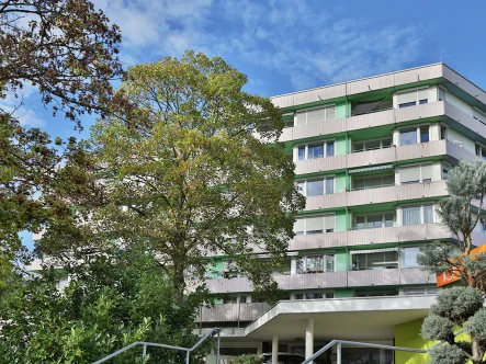 Hausansicht von außen - Wohnung kaufen in Ludwigsburg - Renditestarke 2-Zimmer-Wohnung mit Balkon und herrlichem Ausblick