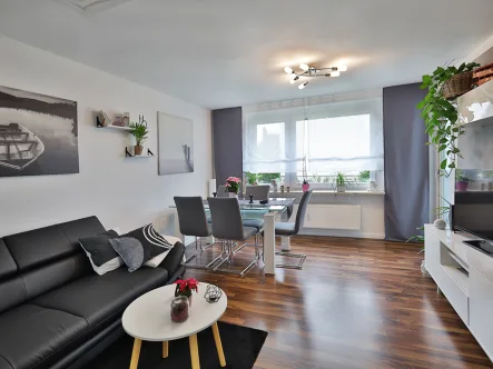 Helles, geräumiges Wohn- und Esszimmer - Wohnung kaufen in Backnang - Moderne, gepflegte 3 Zimmer-Wohnung mit Loggia