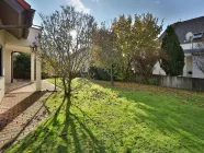 Sonniger, großer Garten mit überdachter Terrasse