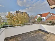 Sonnige, große Loggia mit Blick in den Garten