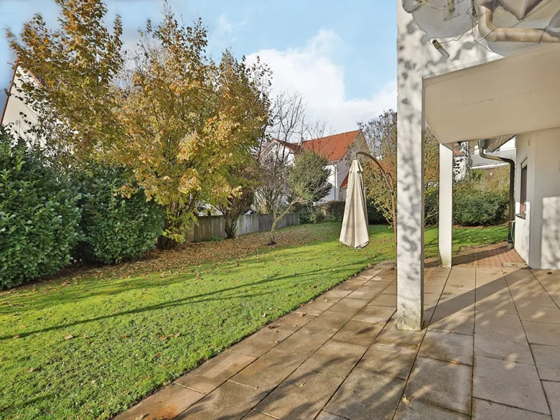 Sonniger, großer Garten mit überdachter Terrasse