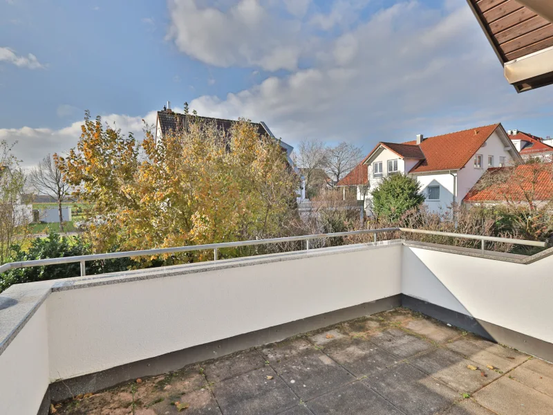 Sonnige, große Loggia mit Blick in den Garten