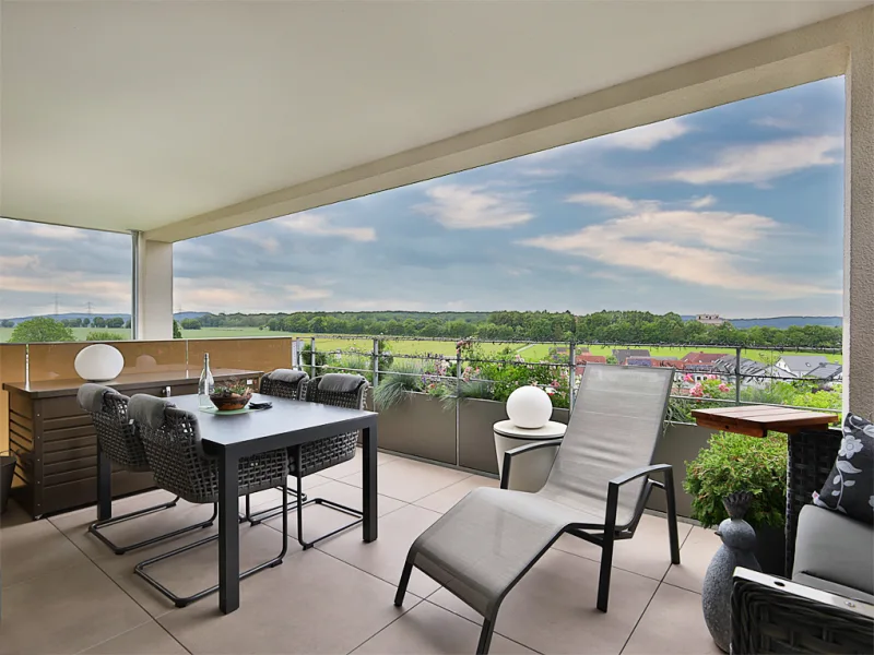 Großer, überdachter Balkon mit toller Aussicht