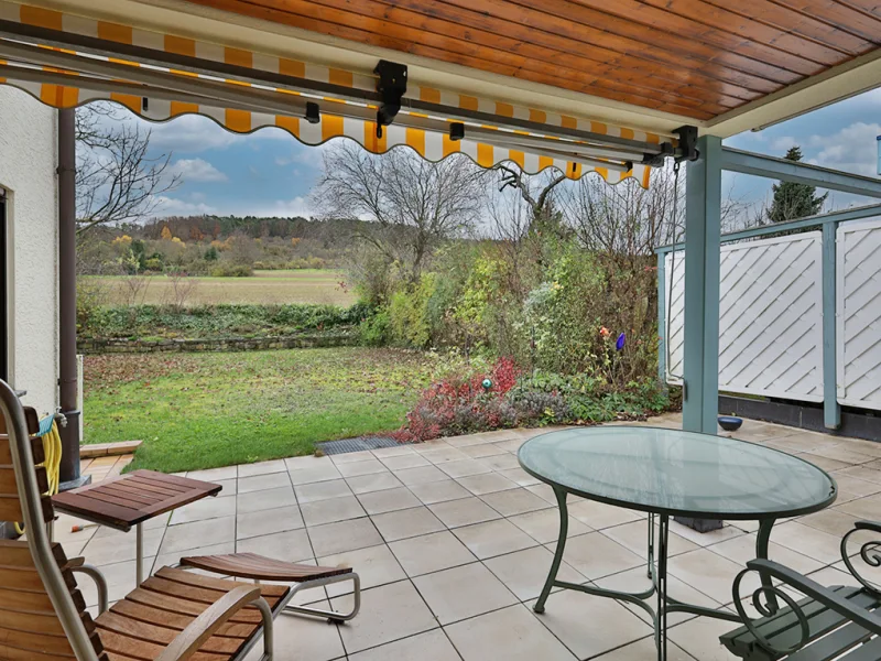 Überdachte Terrasse mit Blick in den Garten