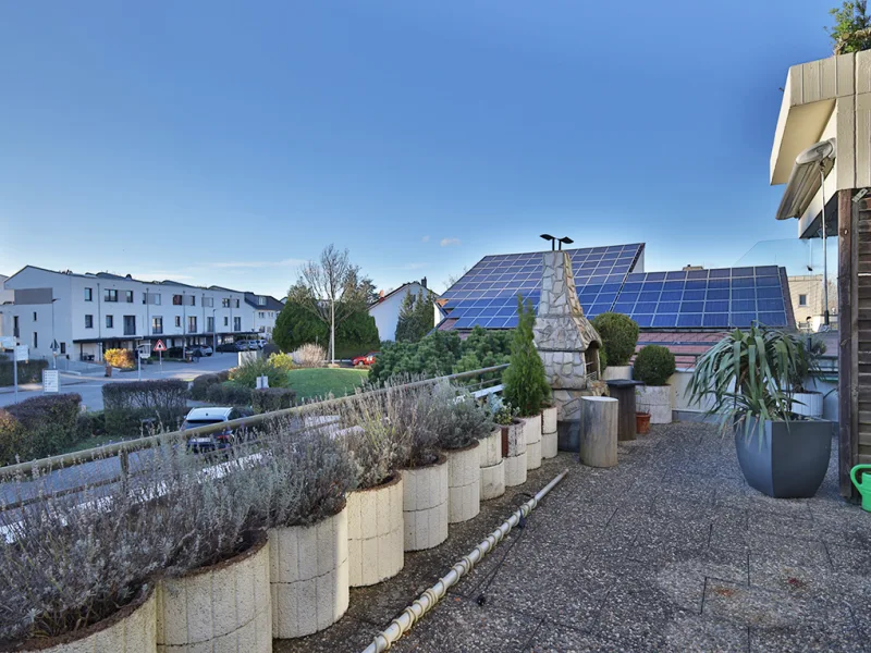 Große, sonnige Terrasse