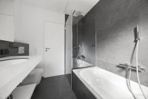 Hochwertiges, modernes Badezimmer mit Dusche und Badewanne