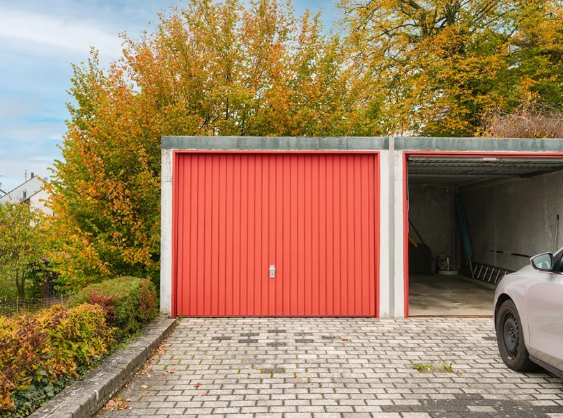 Garage mit davorliegendem Stellplatz