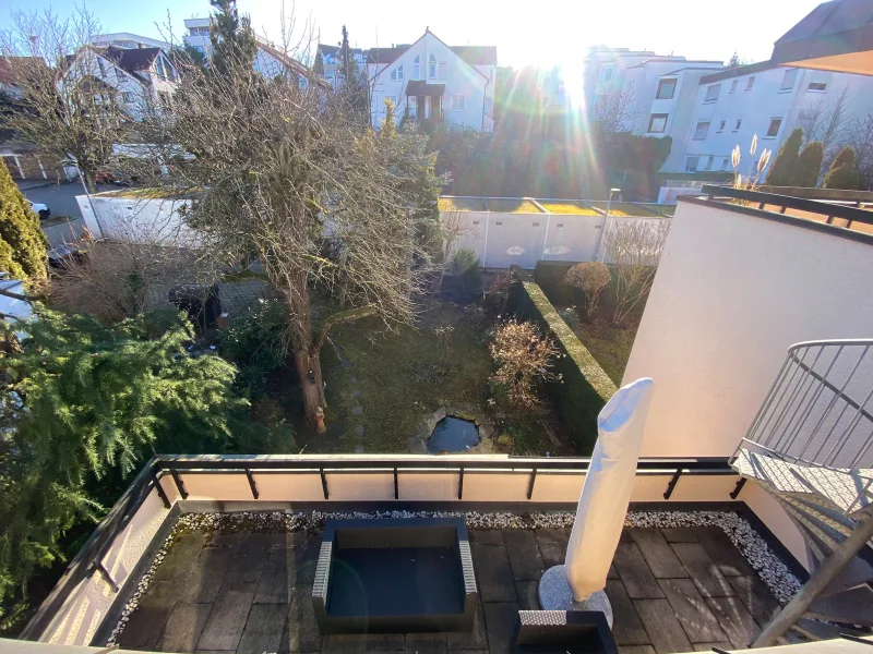 Blick von der Dachterrasse in den Garten