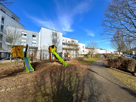 Kinderspielplatz direkt vor dem Haus - Wohnung mieten in Holzgerlingen - Großzügige Wohnung - ideal für Familien