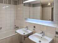 Badezimmer mit Dusche und Badewanne