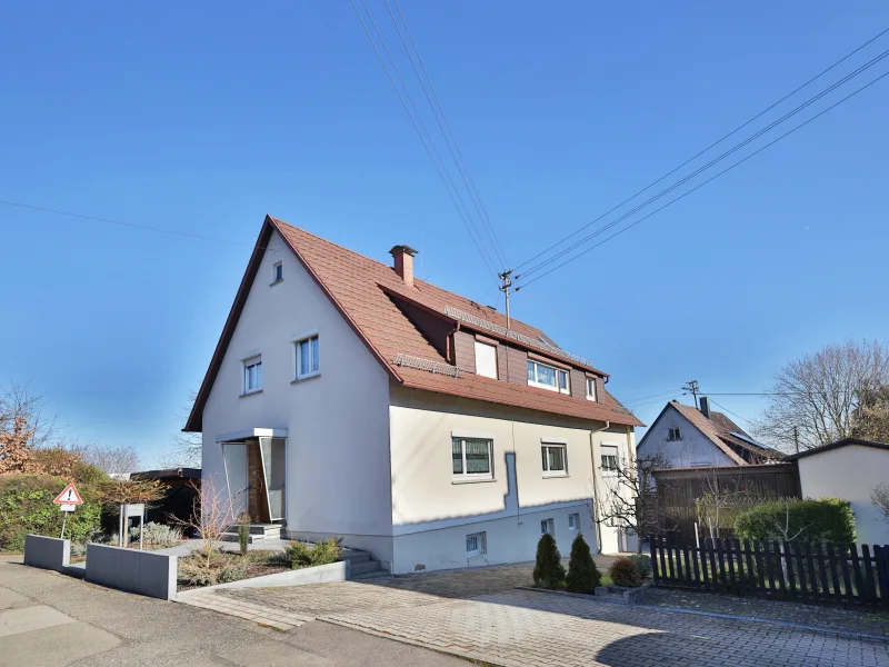 Hausansicht in ruhiger Sackgassenlage - Haus kaufen in Plattenhardt - Vielseitiges Zweifamilienhaus mit großem Garten und Gestaltungsmöglichkeiten