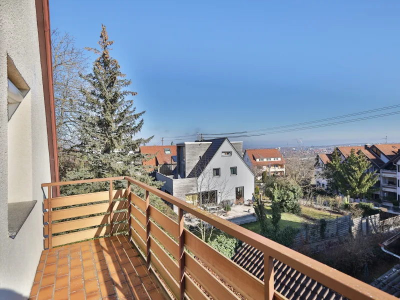 Sonniger Balkon mit schöner Aussicht