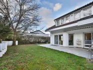 Ebener Garten mit Terrasse