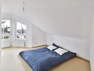 Geräumiges, helles Schlafzimmer