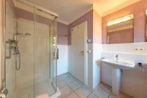 BAD - EG - mit Doppelwaschtisch-Dusche-WC