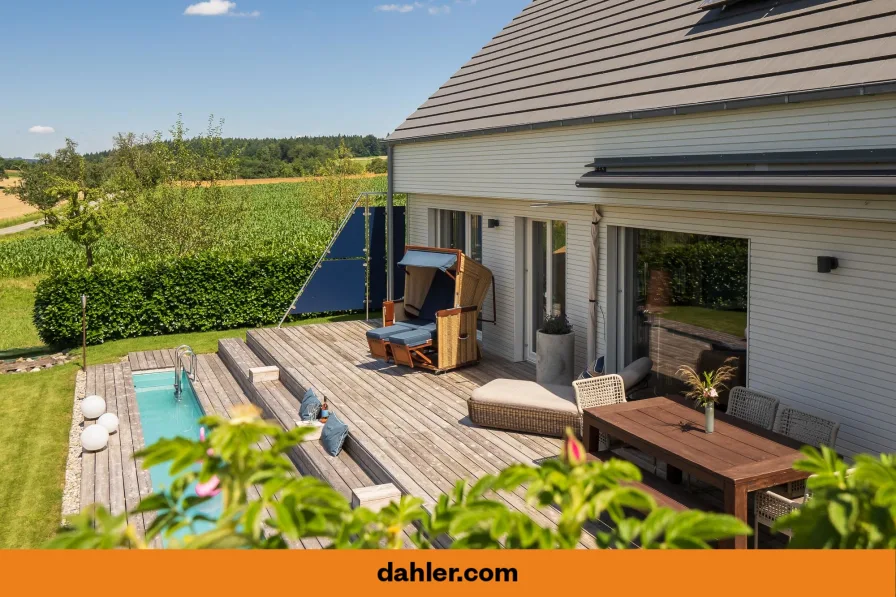 Terrasse mit Pool - Haus kaufen in Überlingen - Hochwertig ausgestattetes Architektenhaus in kurzer Distanz zum Bodensee