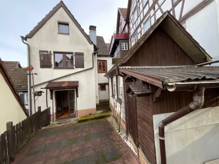 Ansicht Rückseite mit Nebengebäude und Terrasse - Haus mieten in Schiltach - Mietangebot. Saniertes freistehendes Wohnhaus  und kleiner Garten in der Altstadt von Schiltach.