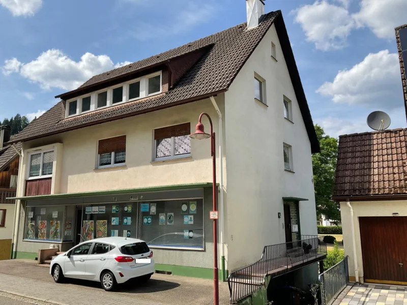 Ansicht 1 - Haus kaufen in Baiersbronn - Preisgünstiges Mehrfamilienhaus mit Gewerbefläche. Vielfältige Nutzungsmöglichkeiten.