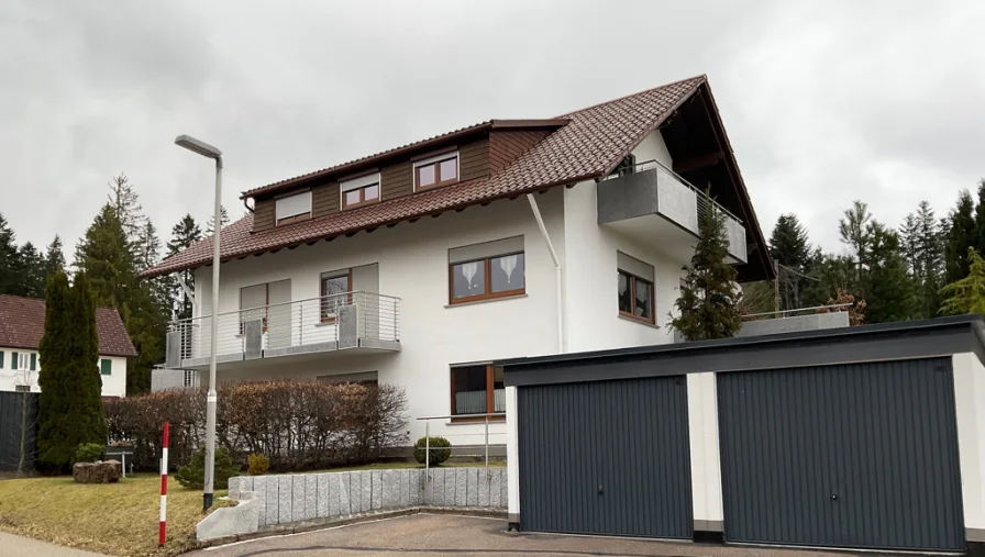 Ansicht von Straße und Garagen - Haus kaufen in Freudenstadt - Wohnen mitten im Schwarzwald. Neuwertig modernisiertes 3 Familienhaus mit hochwertiger Ausstattung.