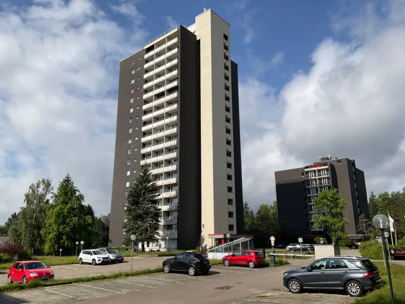 Ansicht Gebäude 1 - Wohnung kaufen in Freudenstadt - 1 Zimmer-Wohnung mit Balkon im 14. OG eines Apartmenthauses mit Panoramablick.