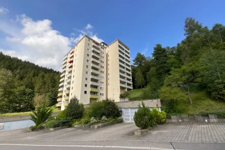 Gebäudeansicht - Wohnung kaufen in Baiersbronn - Traumhafte Lage direkt am Waldrand! Großzügig aufgeteilte 2 Zimmer-Wohnung mit 67 qm Wohnfläche.