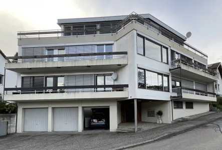 Gebäudeansicht Eingang - Haus kaufen in Alpirsbach - 6 Familienhaus sehr guter Zustand. Ideal für Kapitalanleger oder Selbstnutzer in sonniger Höhenlage.