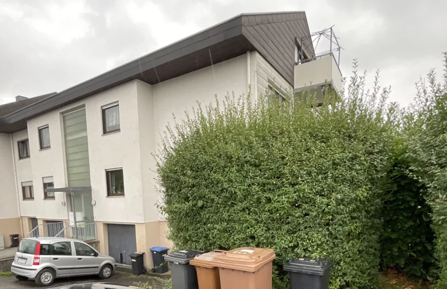 Gebäudeansicht Eingang - Wohnung kaufen in Horb - Nicht alltägliche 3,5 Zimmer-ETW mit Gartenanteil in Horb-Nordstetten, die man sich leisten kann.