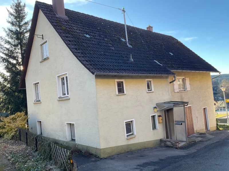 Ansicht Haus - Haus kaufen in Loßburg - Günstiges älteres Einfamilienhaus für den geschickten Renovierer zum selbst gestalten.